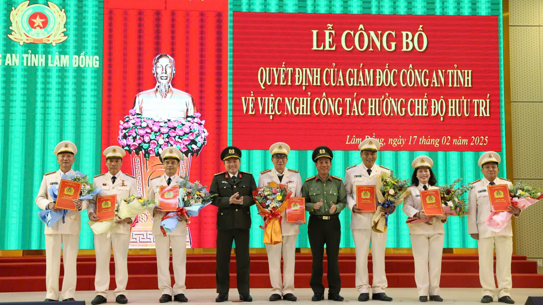 21 lãnh đạo, chỉ huy thuộc Công an Lâm Đồng nhận quyết định nghỉ công tác hưởng chế độ hưu trí