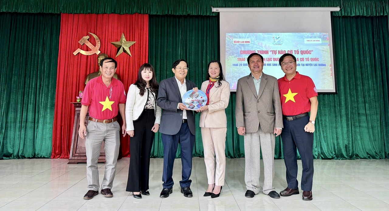 Báo Người Lao Động trao tặng 1.000 lá cờ Tổ quốc và học bổng cho học sinh vượt khó học giỏi huyện Lạc Dương