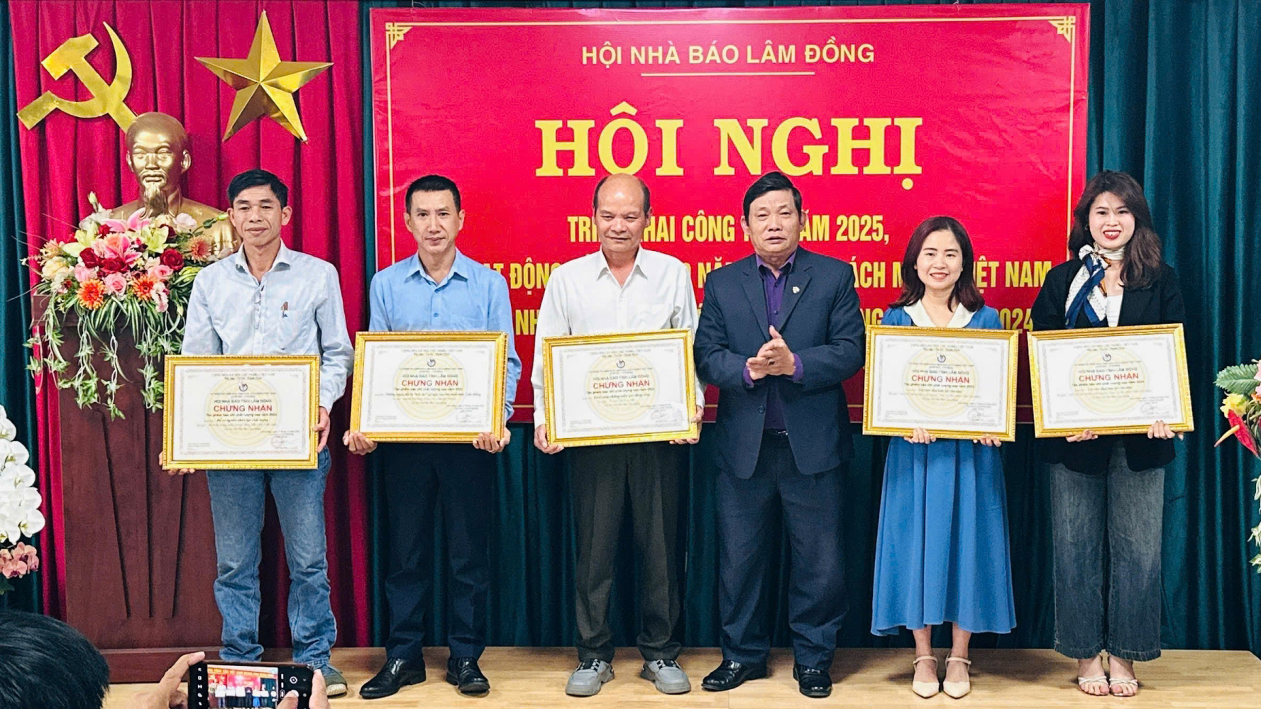Trao Giấy chứng nhận cho 20 tác phẩm báo chí chất lượng cao năm 2024