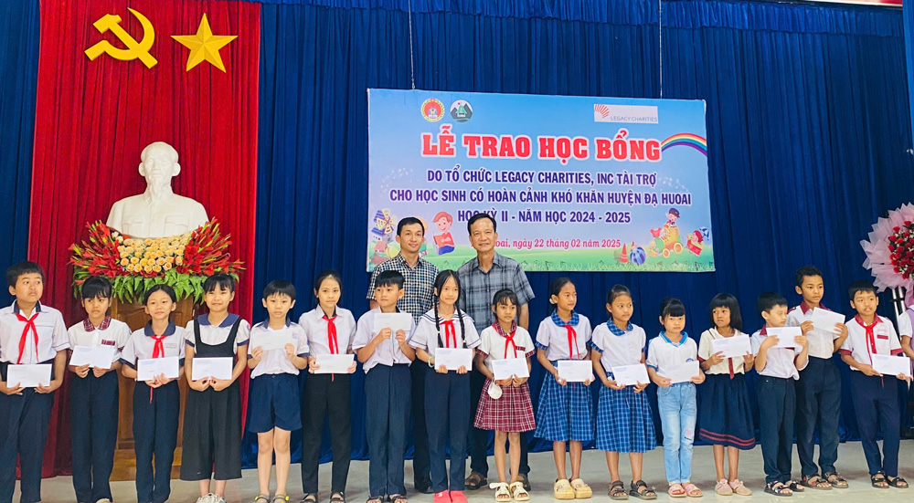Đạ Huoai: Trao học bổng của tổ chức Legacy Charities cho các em học sinh