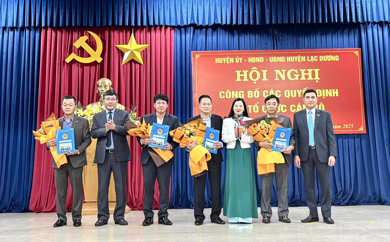 Lạc Dương: Công bố các quyết định về tổ chức bộ máy và công tác cán bộ