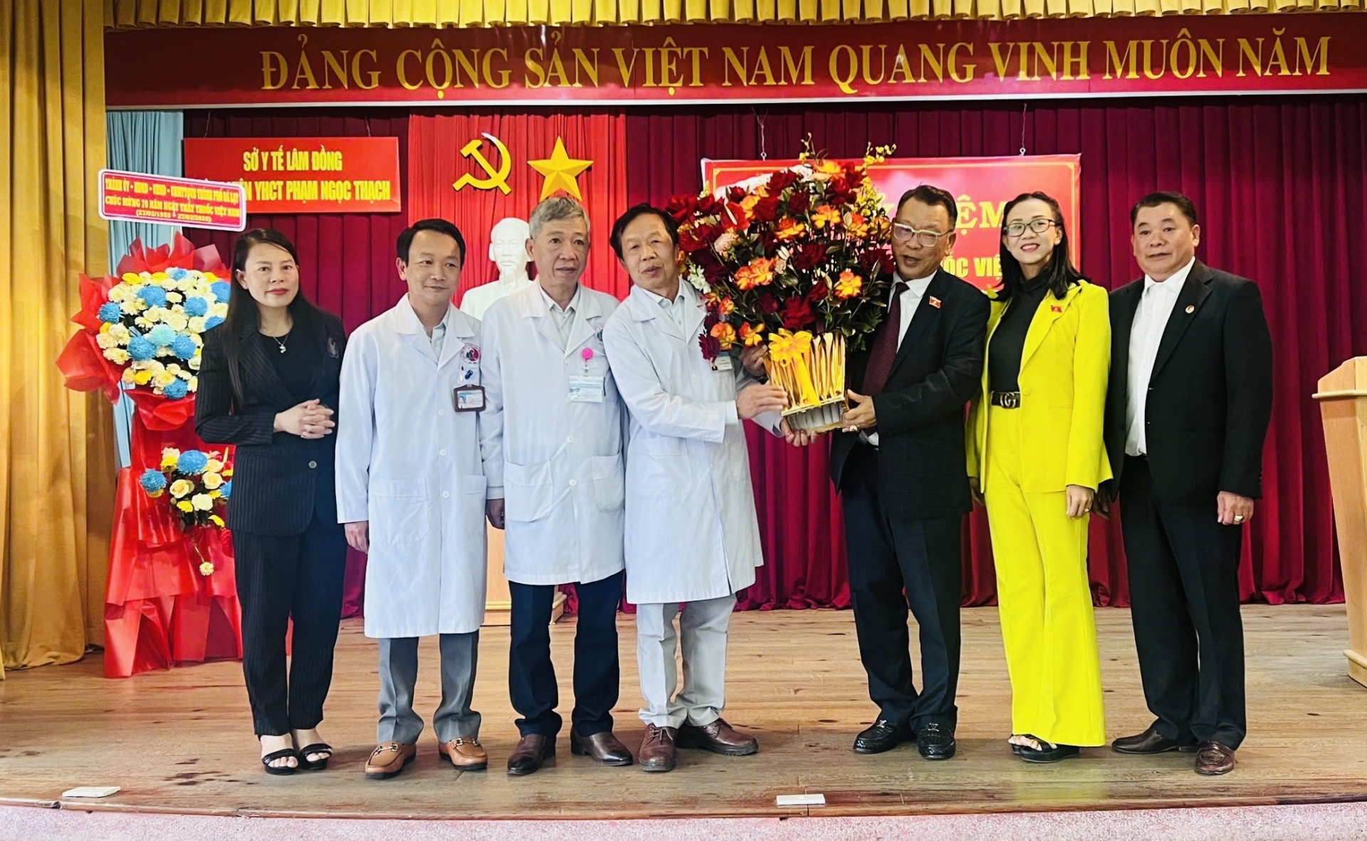 Đoàn ĐBQH Lâm Đồng thăm, chúc mừng các đơn vị nhân Ngày Thầy thuốc Việt Nam