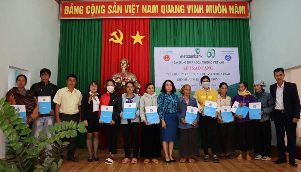 Trao 621 thẻ bảo hiểm y tế cho người dân có hoàn cảnh khó khăn