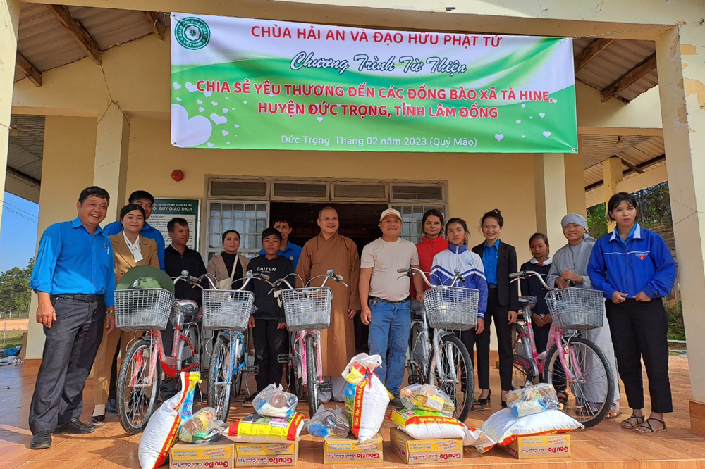 Trao túi an sinh cho người dân có hoàn cảnh khó khăn