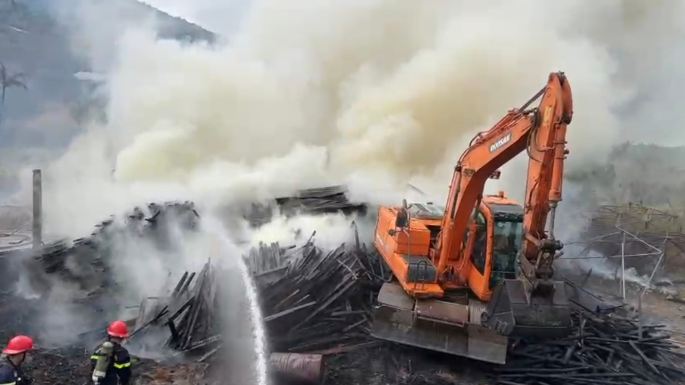 Đức Trọng: Cháy kho chứa phế liệu