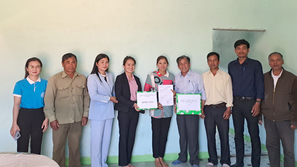 Trao 2 căn nhà đại đoàn kết cho hộ nghèo người dân tộc thiểu số
