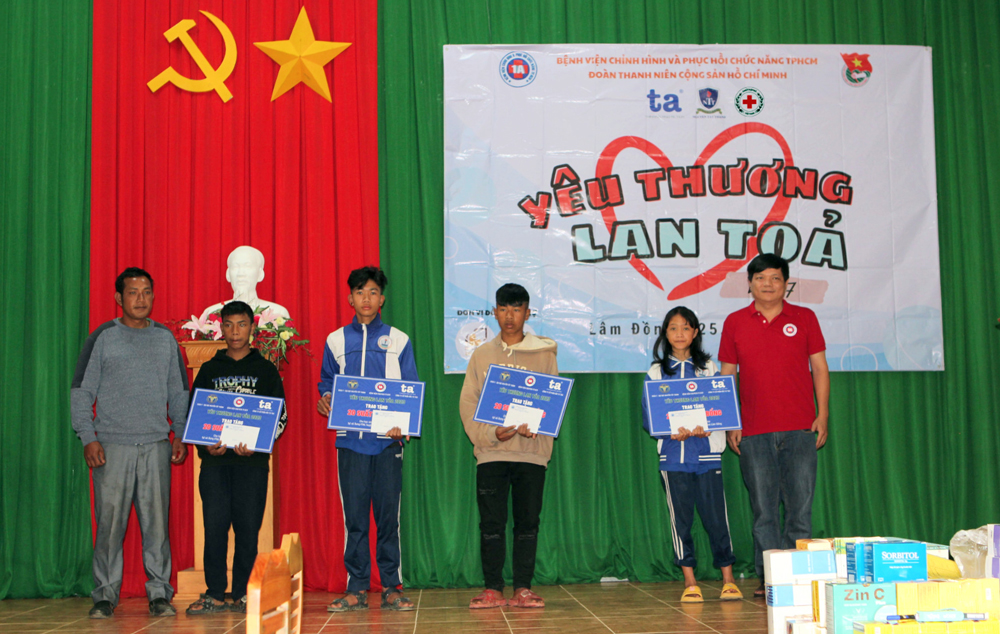 Bệnh viện Chỉnh hình và Phục hồi chức năng Thành phố Hồ Chí Minh khám bệnh, phát thuốc, tặng quà cho đồng bào Đưng K’Nớ