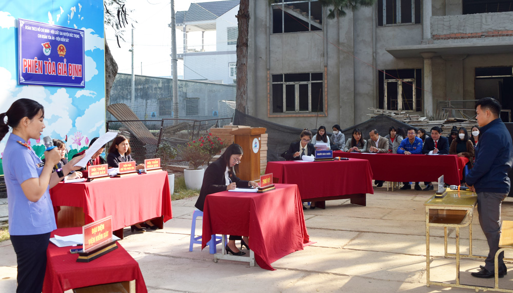 Phiên toà giả định tuyên truyền về phòng chống bạo lực học đường