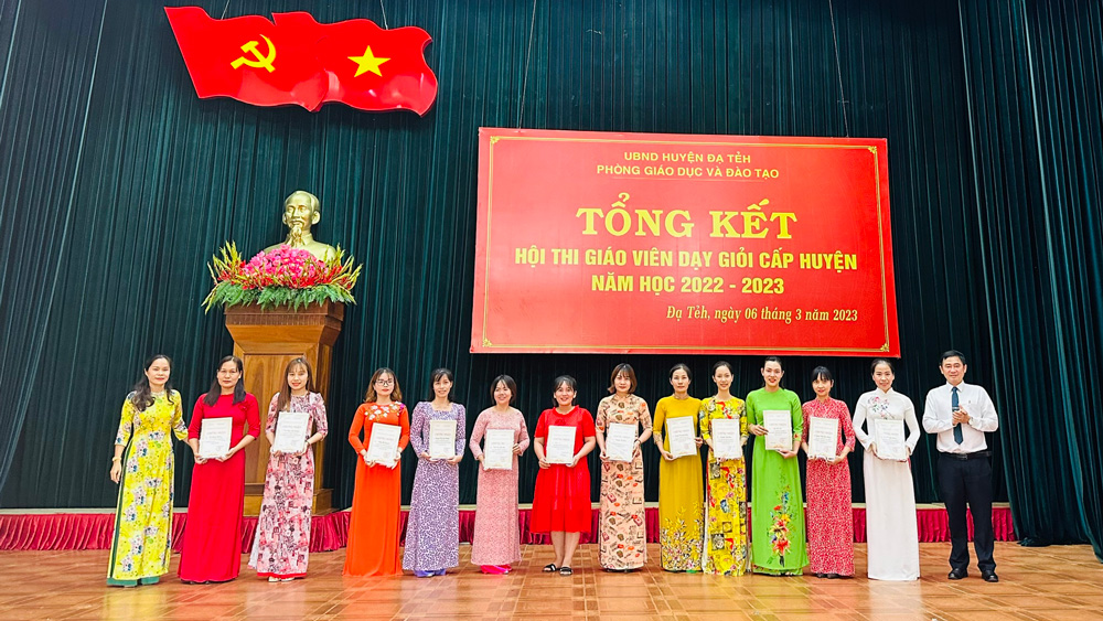 Đạ Tẻh: Khen thưởng 213 giáo viên có thành tích cao tại Hội thi giáo viên dạy giỏi
