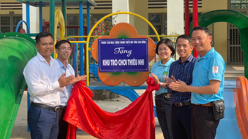Trao tặng khu vui chơi cho thiếu nhi xã Đạ M’Rông