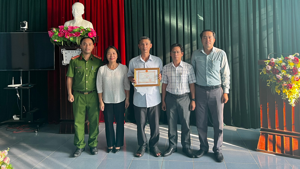 Đạ Tẻh: Tặng giấy khen cho cá nhân nhặt được của rơi trả lại cho người bị mất