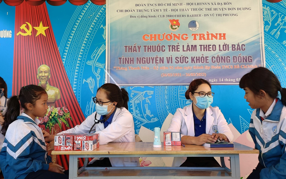 Đơn Dương: Tổ chức hành trình thầy thuốc trẻ và cắt tóc cho học sinh