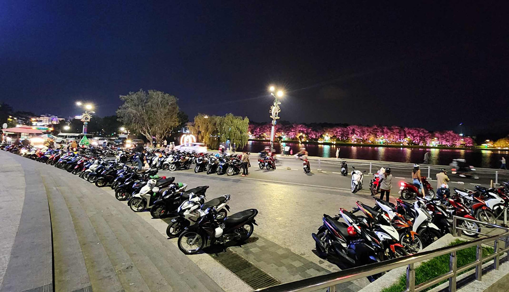 Người tham gia đấu giá điểm giữ xe ''thiếu nghiên cứu quy định, còn tính hơn thua trong cuộc đấu giá''