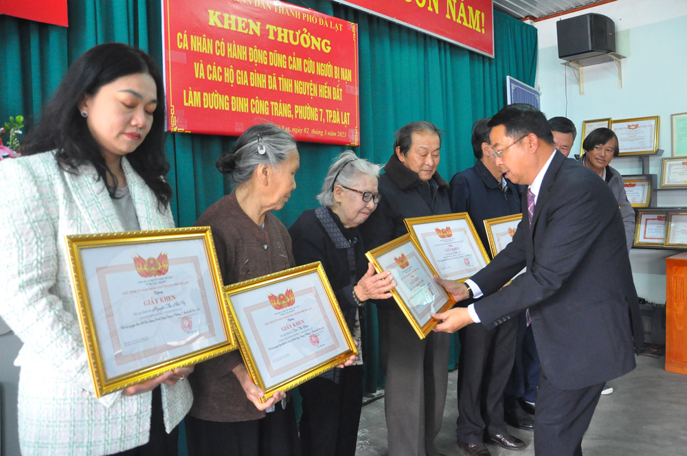 Đà Lạt: Khen thưởng những hộ dân hiến đất làm đường