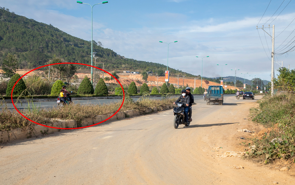 Người dân bất chấp nguy hiểm băng qua cao tốc Liên Khương… không chỉ vì tiện