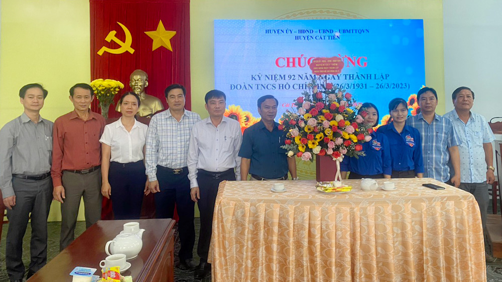 Lãnh đạo huyện Cát Tiên thăm và chúc mừng nhân ngày thành lập Đoàn