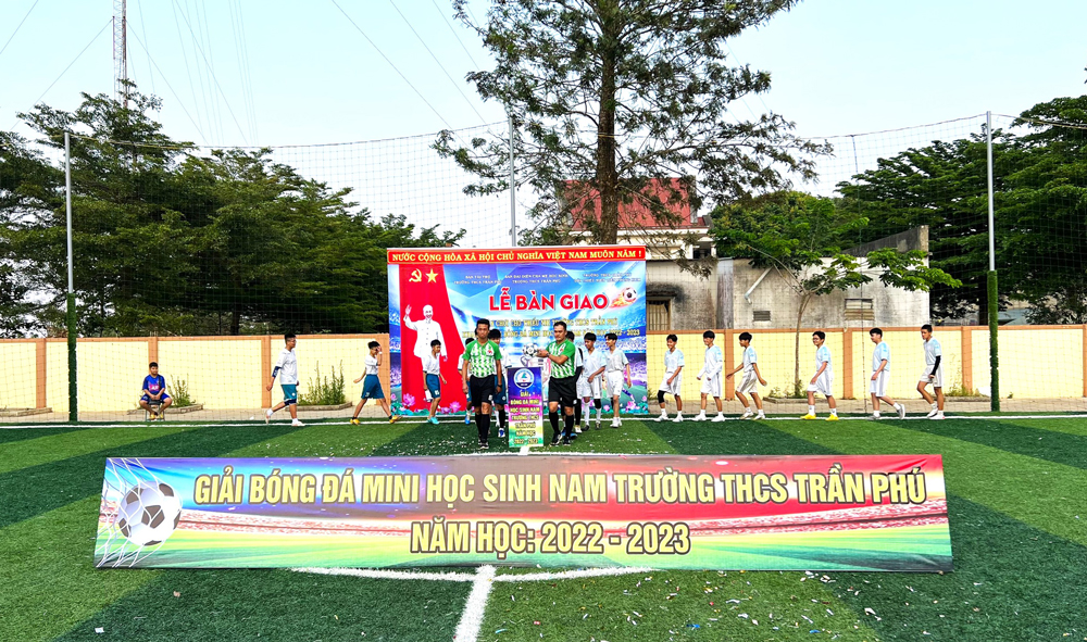 Phụ huynh đóng góp kinh phí xây dựng sân bóng đá trị giá hơn 350 triệu đồng
