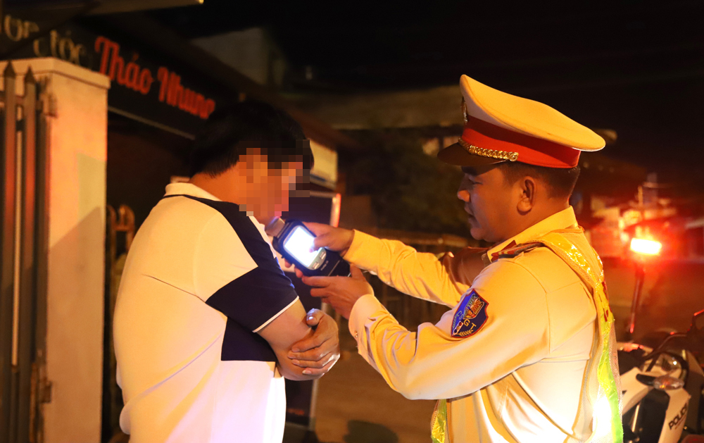 Vi phạm nồng độ cồn, tài xế bỏ lại ô tô tháo chạy vẫn không thoát