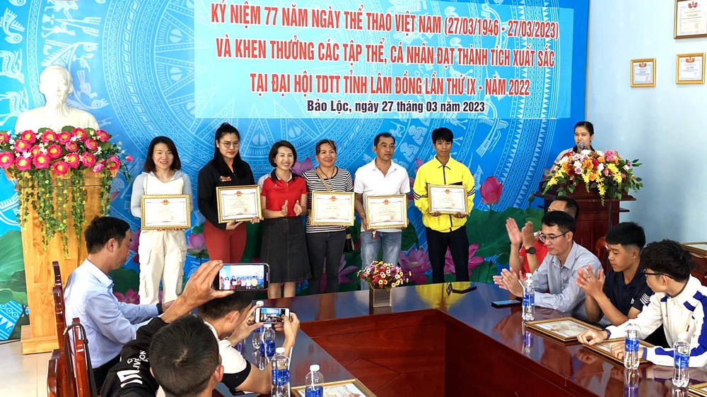Bảo Lộc: Khen thưởng các tập thể, cá nhân có nhiều đóng góp cho phong trào thể dục thể thao