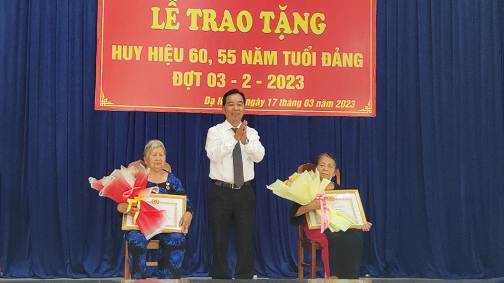 Đạ Huoai: Trao Huy hiệu Đảng cho 2 đảng viên