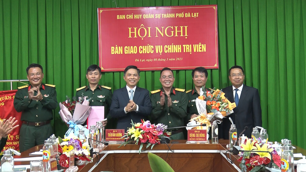 Bàn giao chức vụ Chính trị viên Ban Chỉ huy Quân sự Đà Lạt