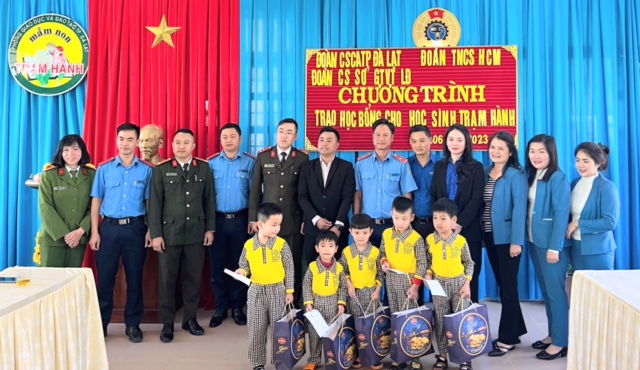 Đà Lạt: Tặng học bổng và sữa cho học sinh mầm non xã Xuân Trường và Trạm Hành