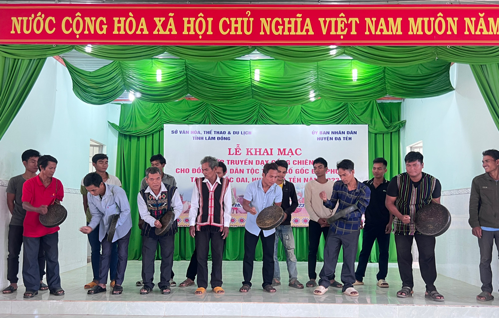 Mở lớp truyền dạy cồng chiêng tại Đạ Tẻh