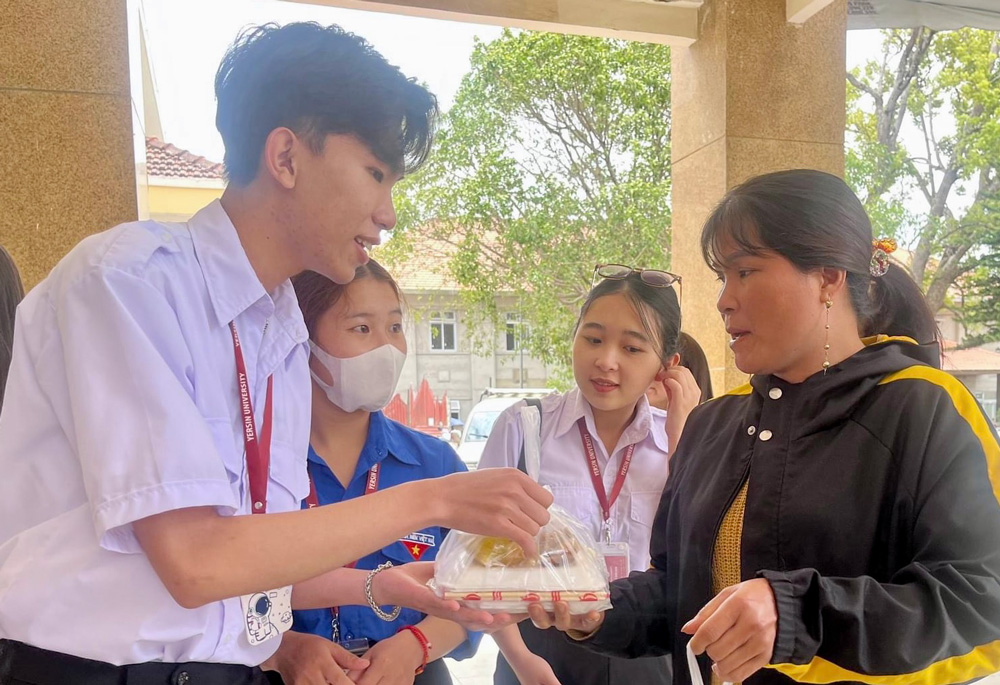 Trao 100 suất cơm nghĩa tình cho bệnh nhân có hoàn cảnh khó khăn