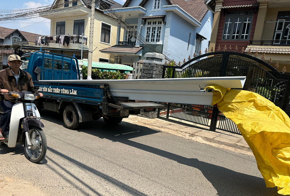 Hiểm họa từ xe chở sắt, thép cồng kềnh