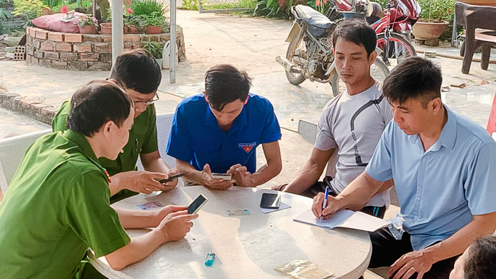 Cát Tiên: Hỗ trợ người dân đăng ký sử dụng dịch vụ công trực tuyến