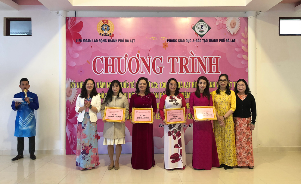 Liên đoàn Lao động TP Đà Lạt tiếp nhận 1.000 áo dài
