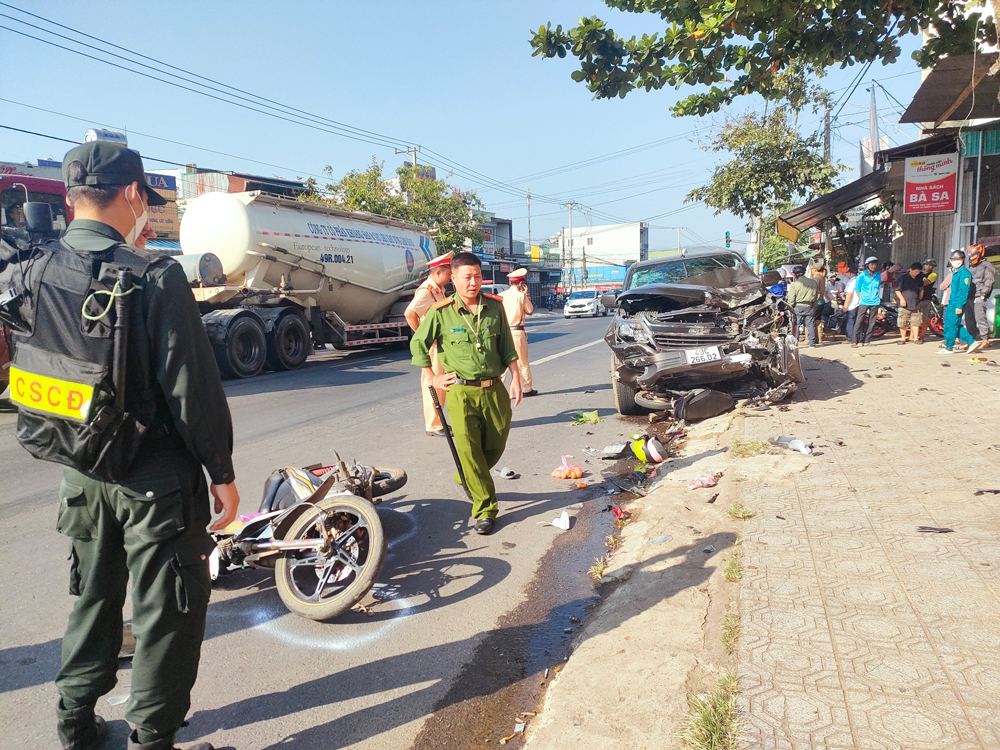 Đạ Huoai: Xe bán tải lao qua trái đường, tông 3 người thương vong