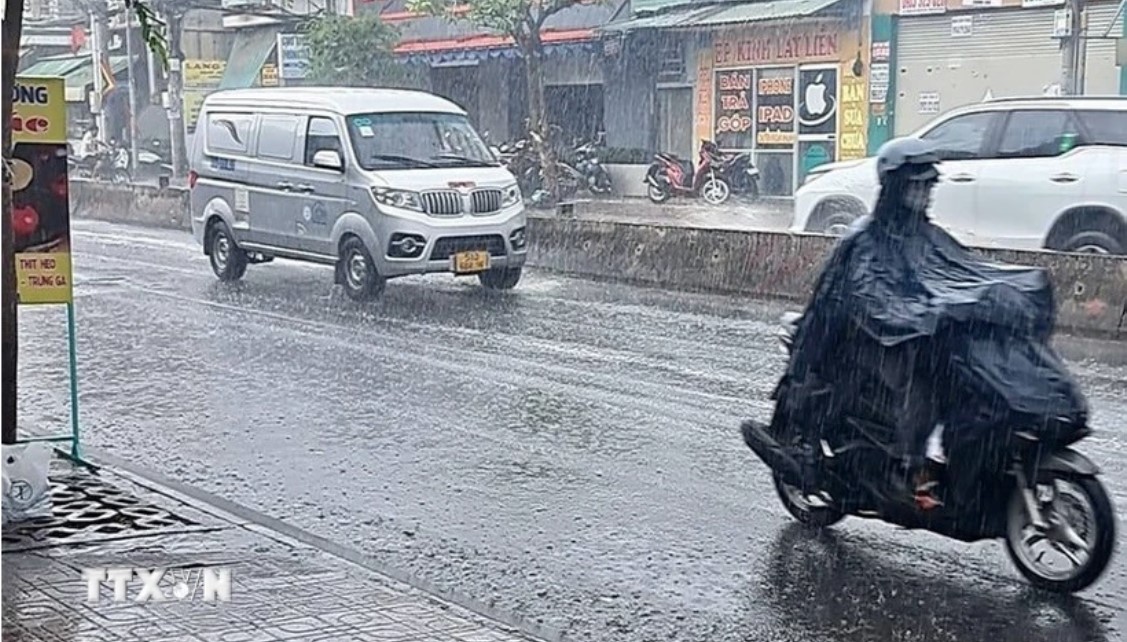 Không khí lạnh yếu tràn về, Bắc Bộ có mưa rào, Nam Bộ vẫn nắng nóng