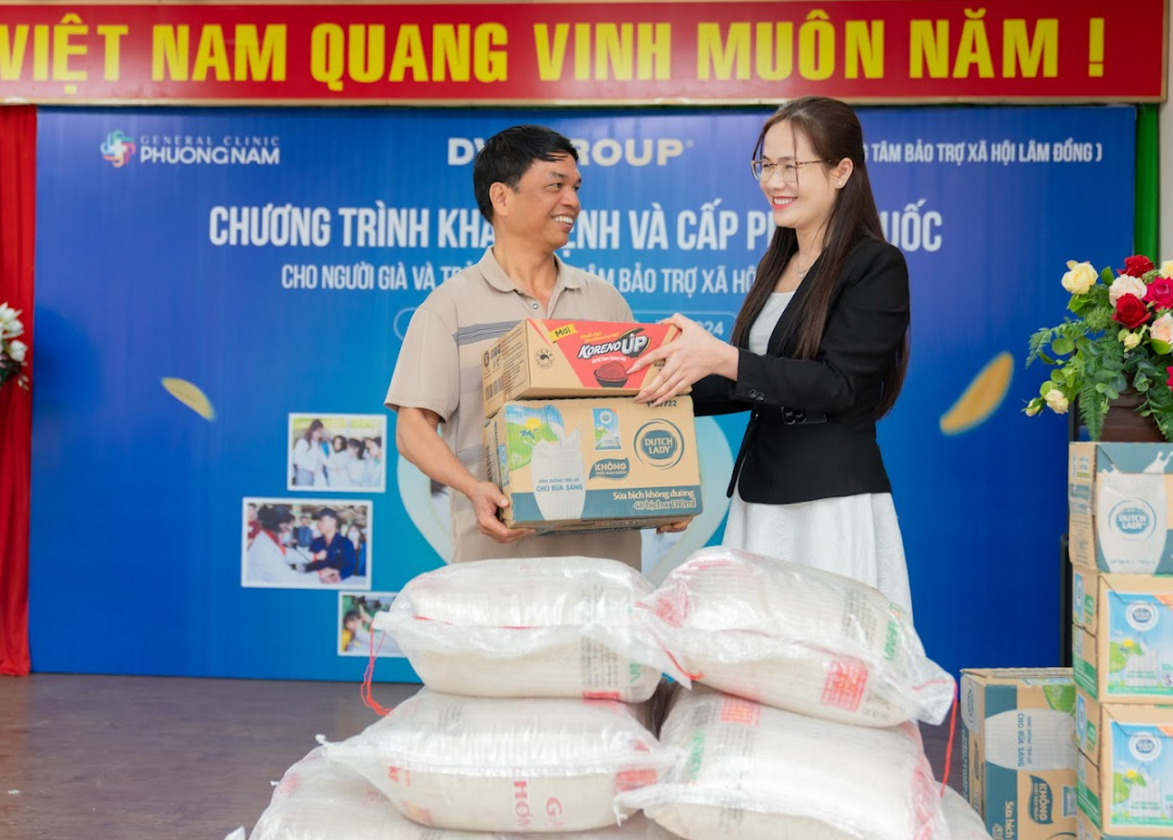 Khám, cấp thuốc miễn phí và trao tặng nhu yếu phẩm tại Trung tâm Bảo trợ xã hội Lâm Đồng