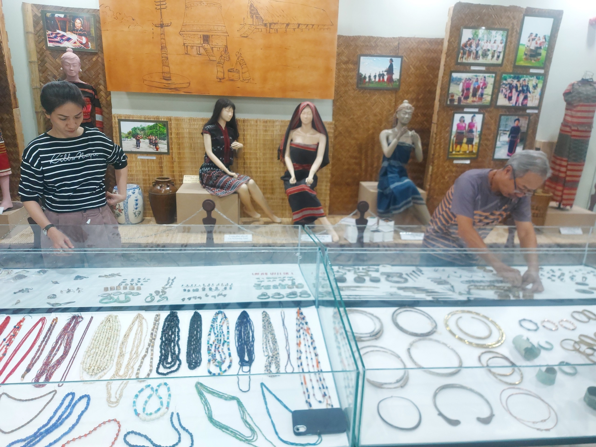 Trưng bày chuyên đề Trang sức phụ nữ các dân tộc thiểu số