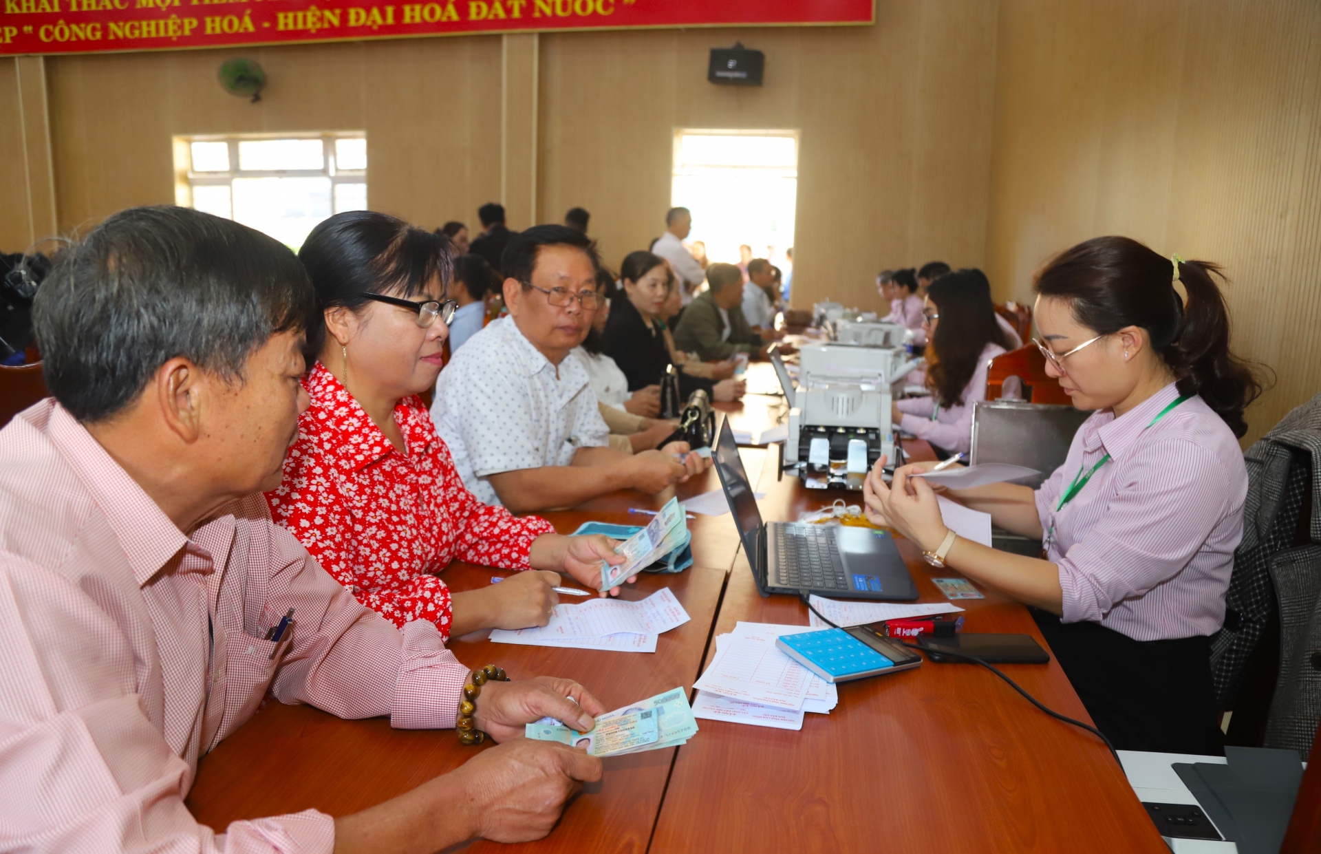 Nhiều tổ chức, cá nhân tham gia gửi tiết kiệm chung tay vì người nghèo