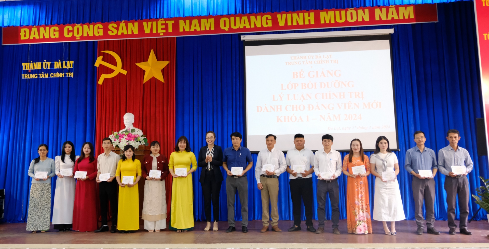Trao chứng nhận bồi dưỡng lý luận chính trị cho 139 đảng viên mới