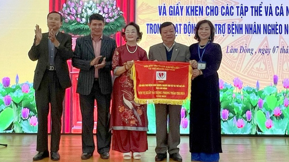 Khen thưởng nhiều điển hình xuất sắc trong hoạt động bảo trợ bệnh nhân nghèo, người khuyết tật, trẻ mồ côi