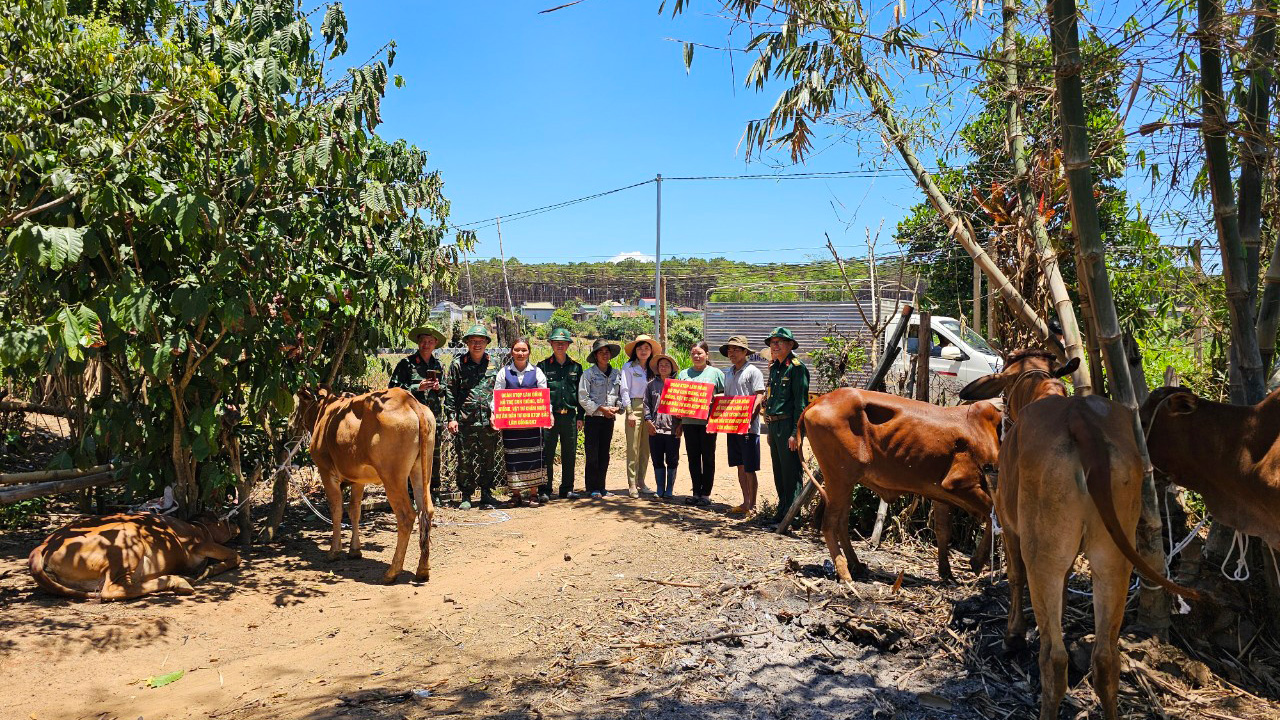 Đoàn Kinh tế quốc phòng bàn giao cây, con giống, dụng cụ chăn nuôi cho hộ nghèo