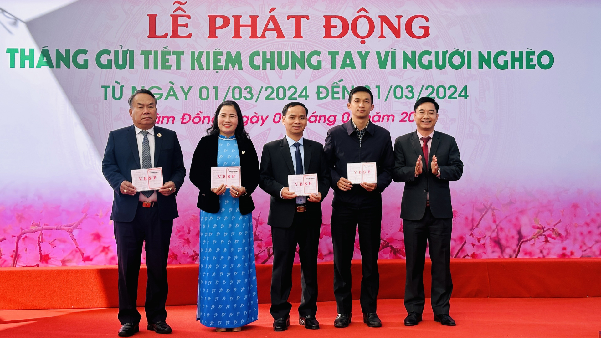 Phát động “Tháng gửi tiết kiệm chung tay vì người nghèo”
