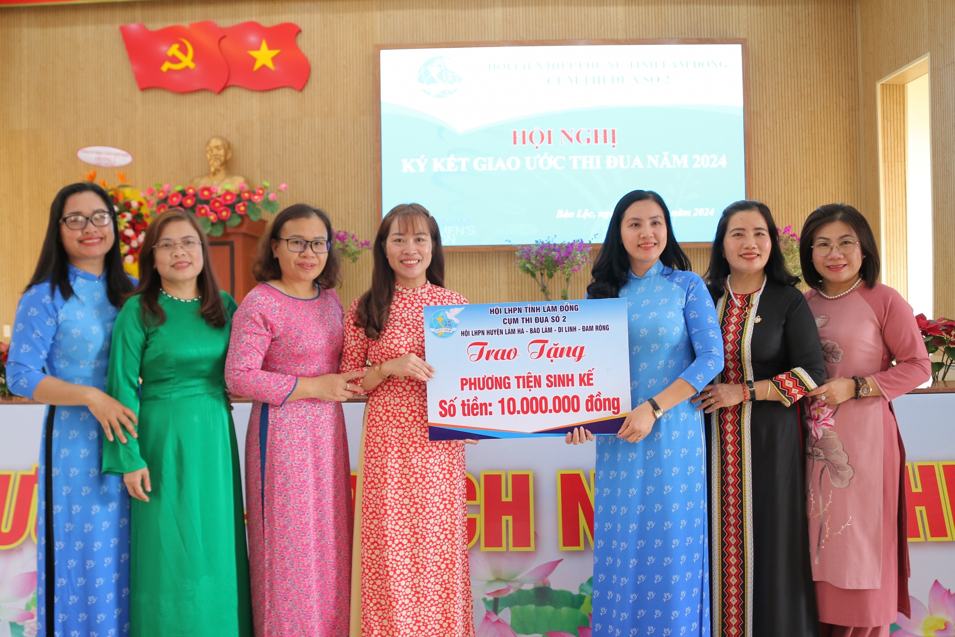 Cụm thi đua số 2 trao tặng phương tiện sinh kế cho hội viên phụ nữ nghèo