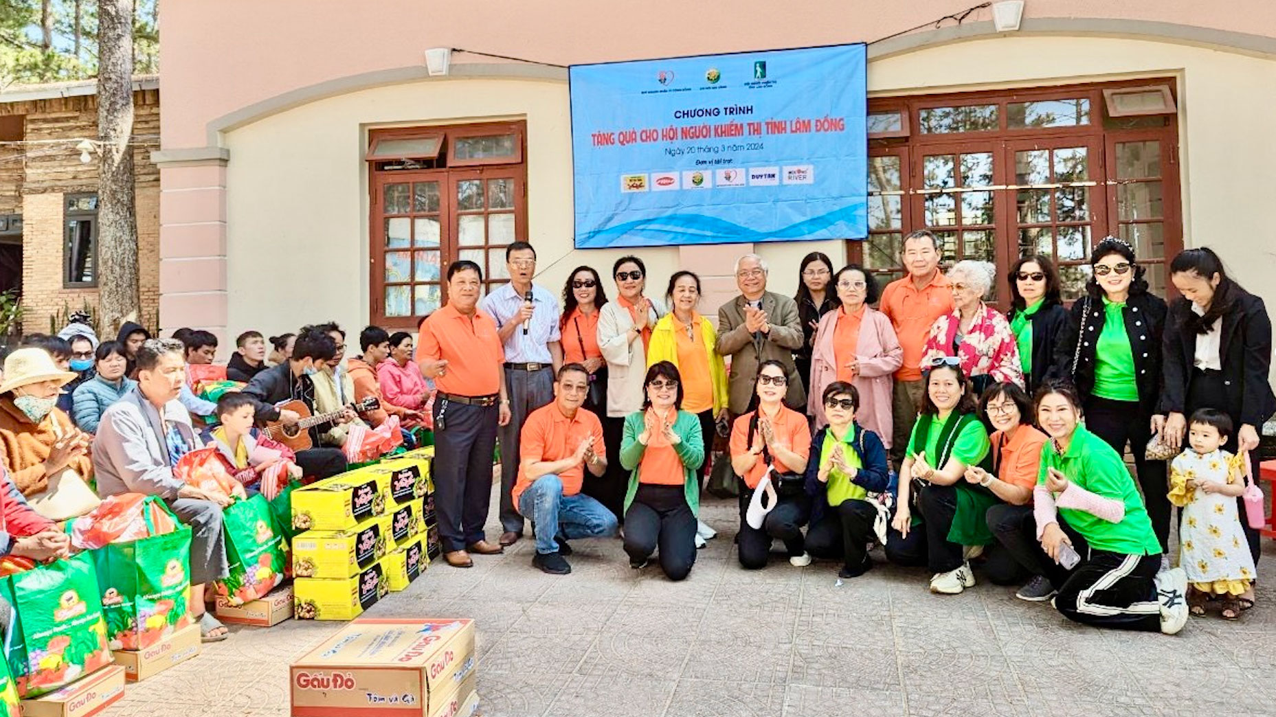 Trao quà nhân ngày Quốc tế hạnh phúc