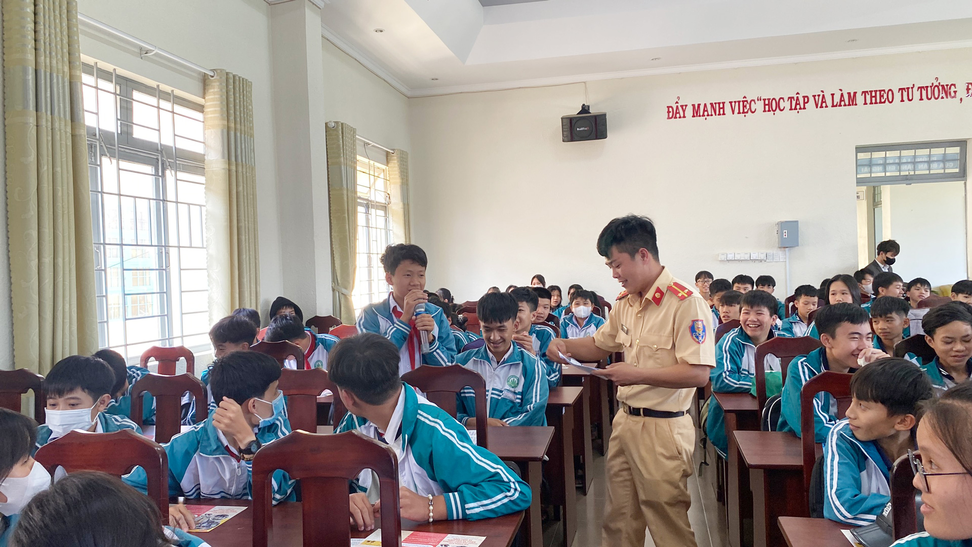 Tăng cường phổ biến giáo dục pháp luật trong học đường