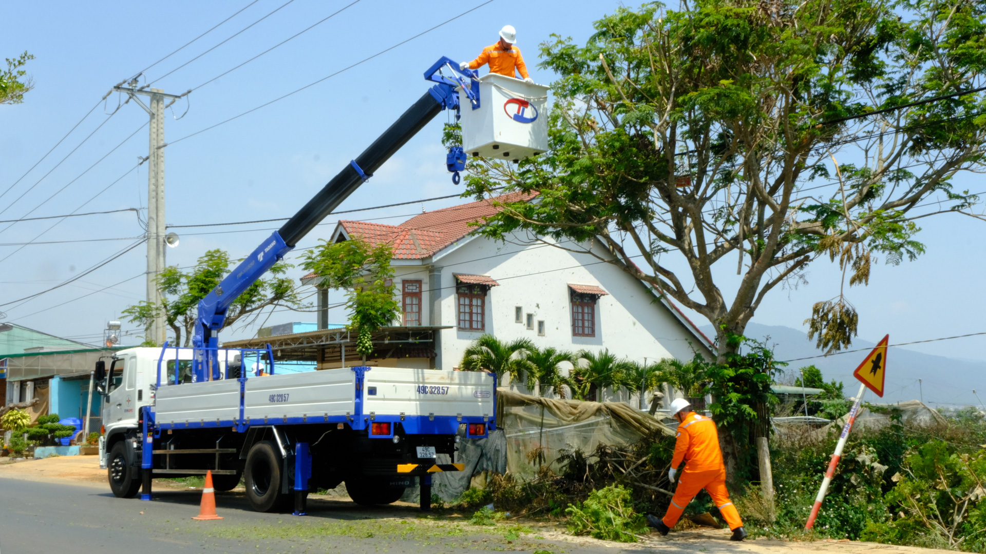 Tăng cường công tác bảo đảm hành lang an toàn lưới điện