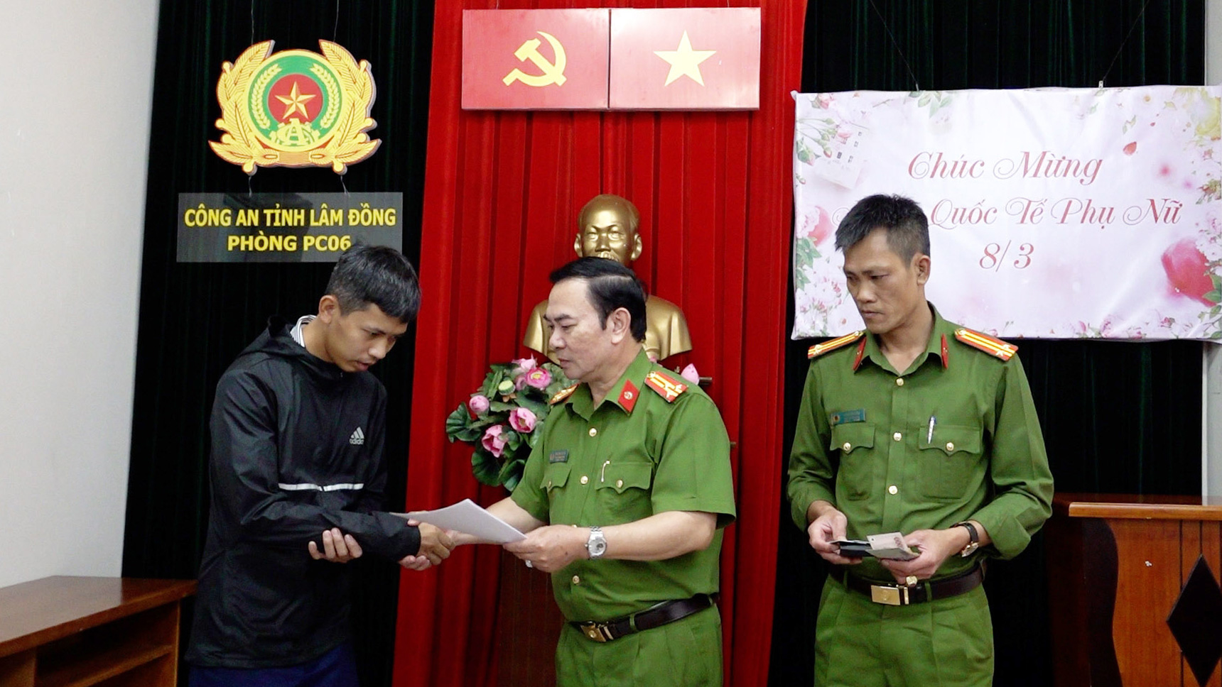 Trả lại ví da cho du khách đánh rơi