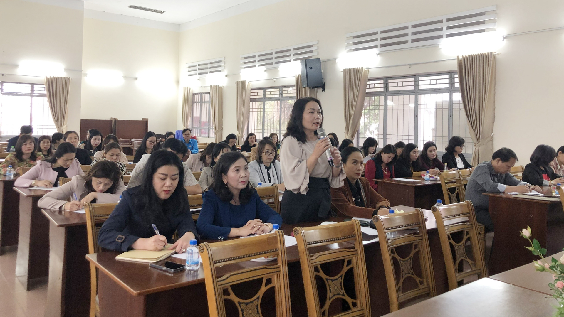 Người lao động ngành Giáo dục gửi ý kiến đến với đại biểu Quốc hội