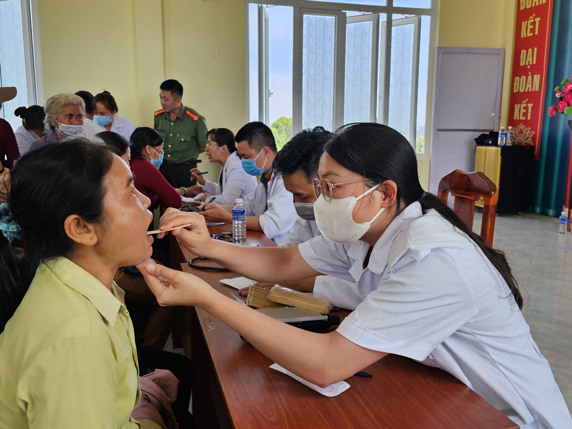 Khám bệnh, cấp thuốc miễn phí cho hộ dân khó khăn tại xã Liên Hà