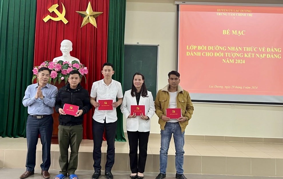Lạc Dương: Trao chứng nhận bồi dưỡng nhận thức về Đảng cho 38 quần chúng ưu tú