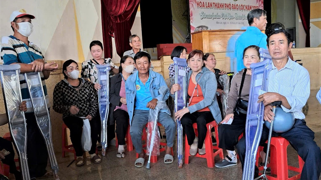 Báo Giác Ngộ TP Hồ Chí Minh tặng xe lăn cho người khuyết tật Lâm Đồng