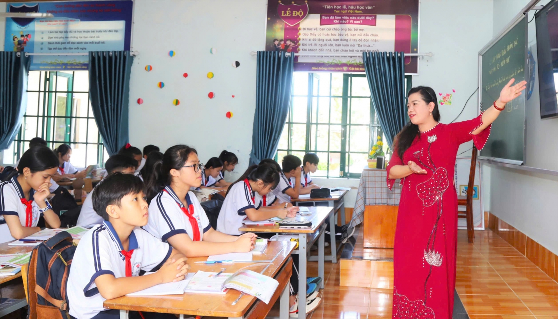 Nhà giáo ưu tú Nguyễn Thị Thu Huyền được tặng Danh hiệu Chiến sĩ thi đua toàn quốc